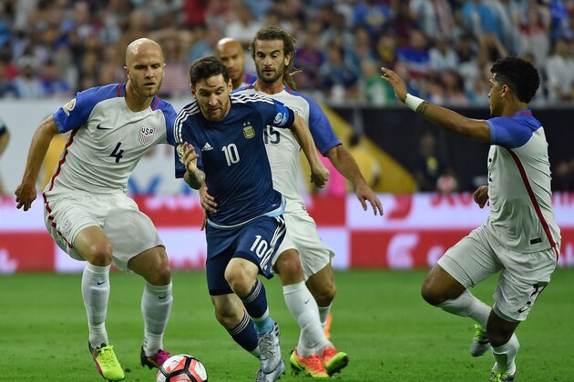 Argentina's Lionel Messi (C) is marked by USA's Michael Bradley (L), Kyle Beckerman and DeAndre Yedlin (R) during their Copa America Centenario semifinal football match in Houston, Texas, United States, on June 21, 2016.  / AFP / Omar Torres        (Photo credit should read OMAR TORRES/AFP/Getty Images)