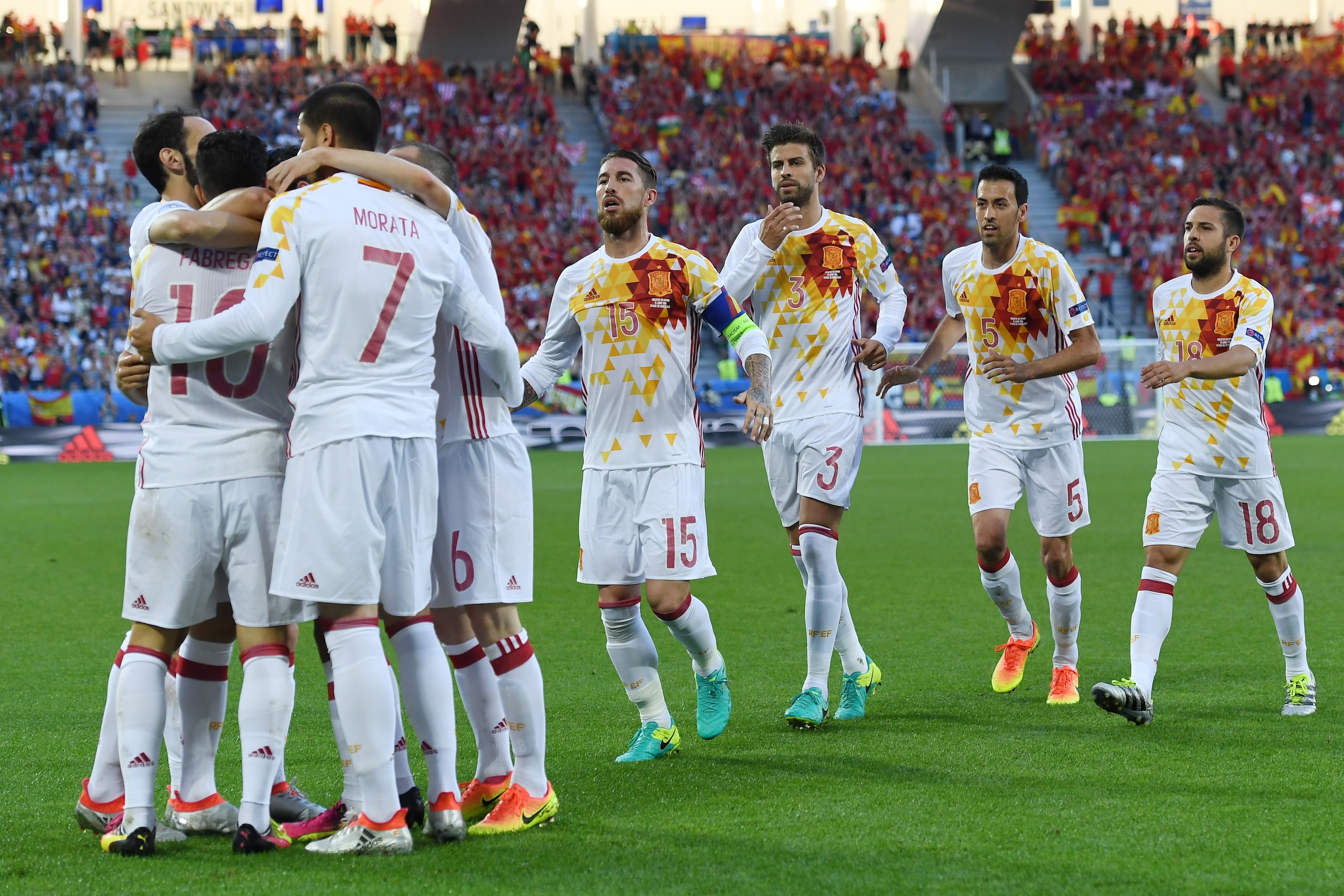 BORDEAUX, FRANCE - JUNE 21:  Alvaro Morata (3rd L) of Spain celebrates scoring his team's first goal with his team mates  during the UEFA EURO 2016 Group D match between Croatia and Spain at Stade Matmut Atlantique on June 21, 2016 in Bordeaux, France.  (Photo by David Ramos/Getty Images)