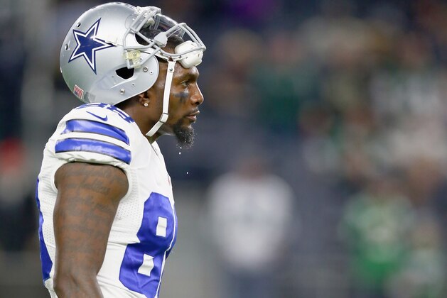 ARLINGTON, TX - DECEMBER 19:   Dez Bryant #88 of the Dallas Cowboys prepares to take on the New York Jets at AT&T Stadium on December 19, 2015 in Arlington, Texas.  (Photo by Tom Pennington/Getty Images)