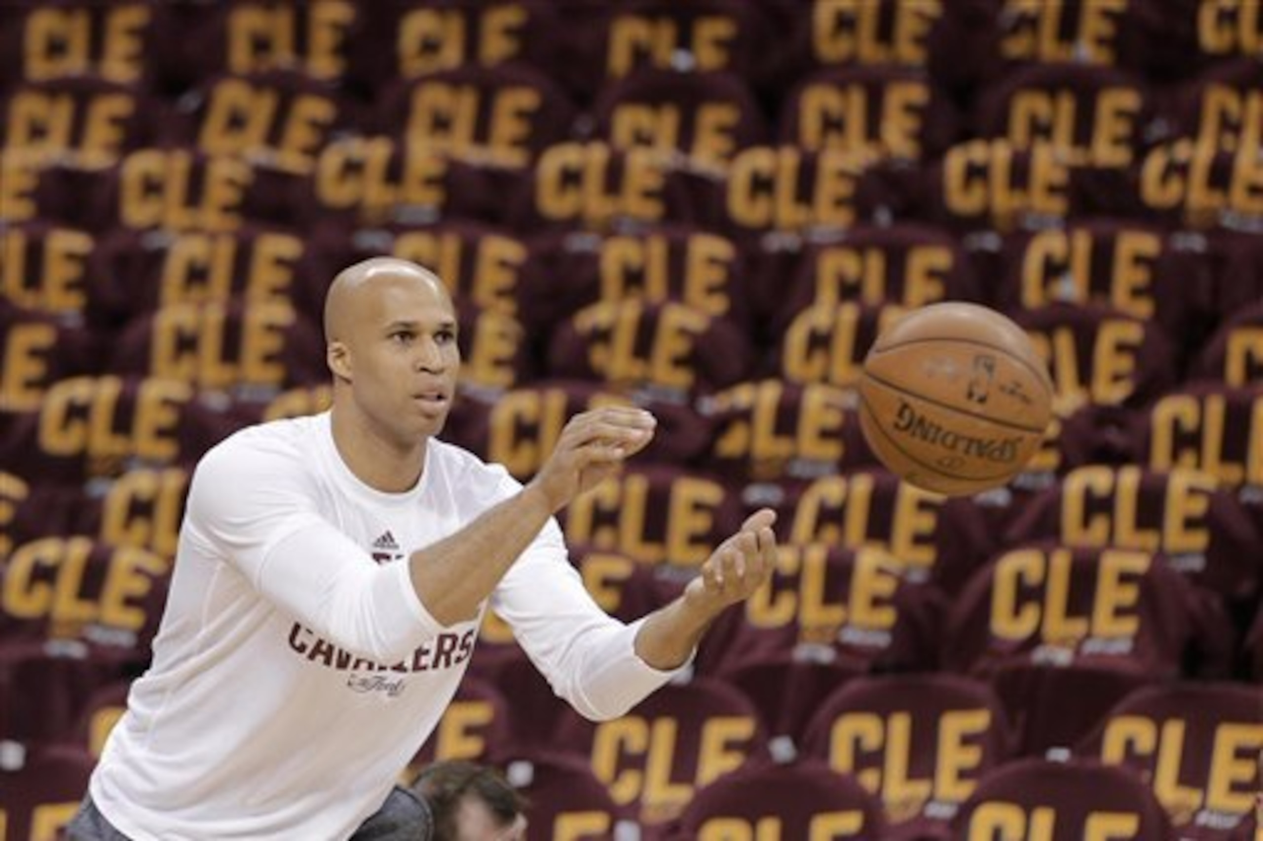 Cleveland Cavaliers forward Richard Jefferson catches a pass during warmups before Game 4 of basketball's NBA Finals after the game in Cleveland, Friday, June 10, 2016. (AP Photo/Tony Dejak)