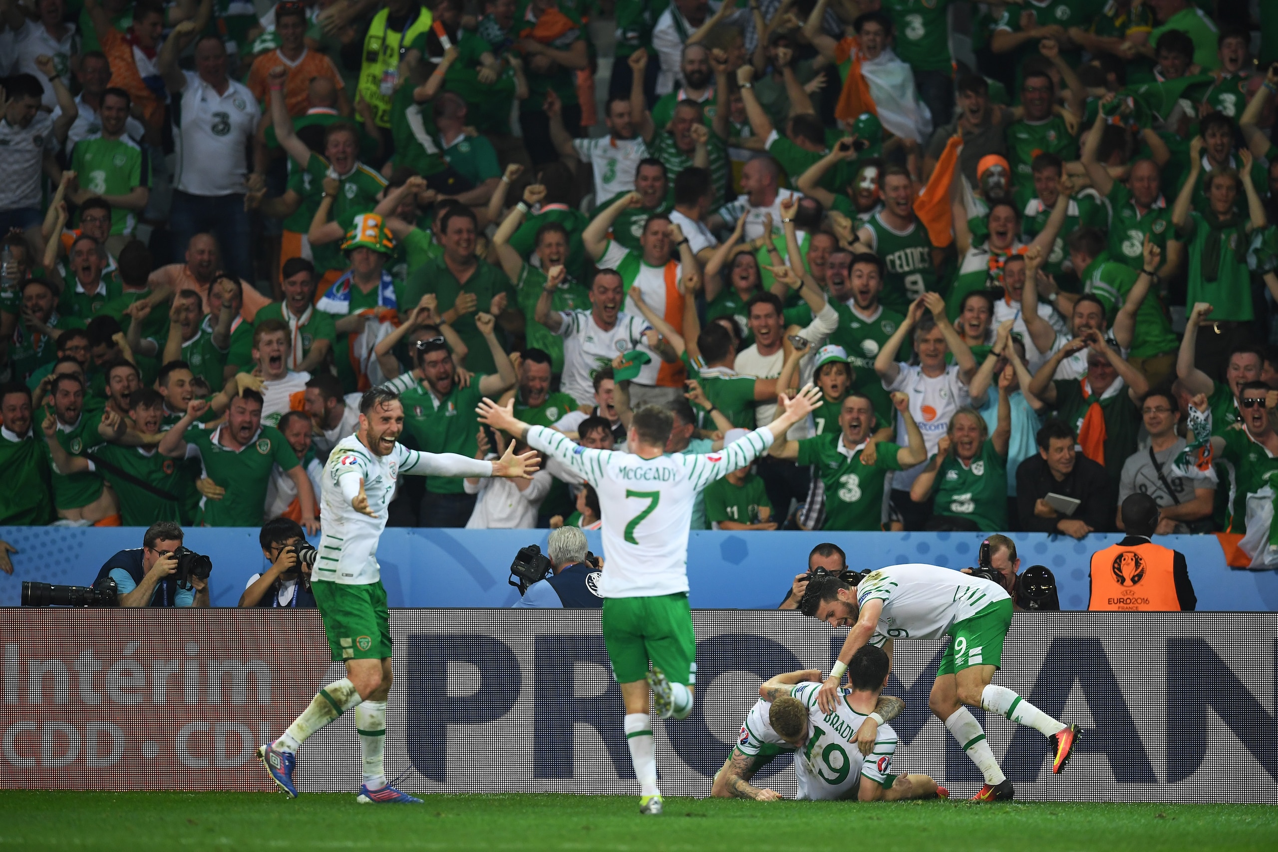 LILLE, FRANCE - JUNE 22:  Robbie Brady (2nd R) of Republic of Ireland celebrates scoring his team's first goal with his team mates during the UEFA EURO 2016 Group E match between Italy and Republic of Ireland at Stade Pierre-Mauroy on June 22, 2016 in Lille, France.  (Photo by Matthias Hangst/Getty Images)