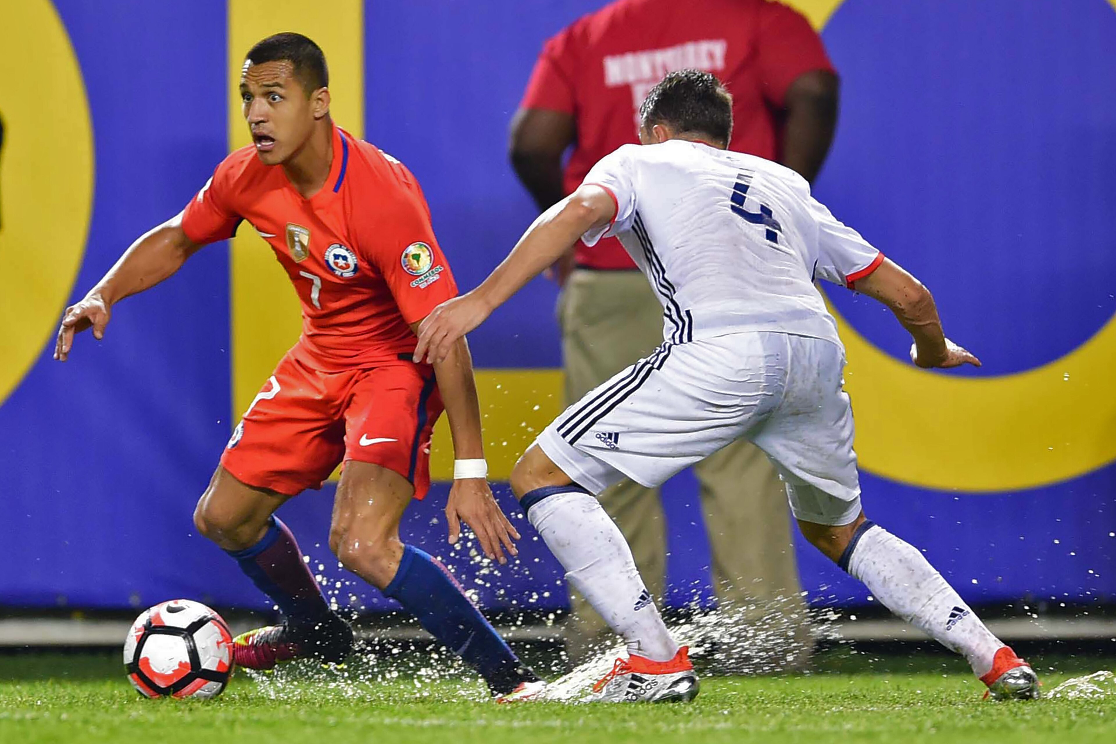 Colombia's Santiago Arias (R) vies for the ball with Chile's Alexis Sanchez during a Copa America Centenario semifinal football match in Chicago, Illinois, United States, on June 22, 2016.   / AFP / ALFREDO ESTRELLA        (Photo credit should read ALFREDO ESTRELLA/AFP/Getty Images)