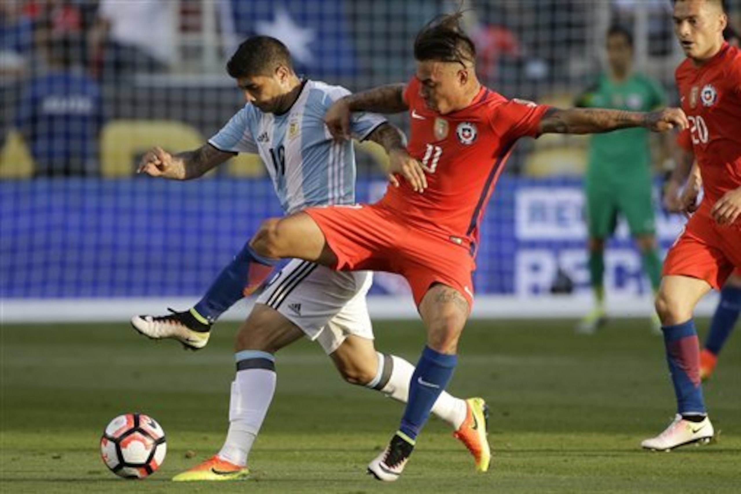 Chile’s Eduardo Vargas, right, vies for the ball against Argentina’s Ever Banega, left, during a Copa America Centenario Group A soccer match at the Levi's Stadium in Santa Clara, Calif., Monday, June 6, 2016. (AP Photo/ Marcio Jose Sanchez)