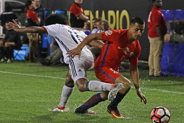 CHICAGO, IL - JUNE 22: Alexis Sanchez #7 of Chile moves around Juan Cuadrado #11 of Colombia
during a semi-final match in the 2016 Copa America Centernario at Soldier Field on June 22, 2016 in Chicago, Illinois. Chile defeated Colombia 2-0. (Photo by Jonathan Daniel/Getty Images)