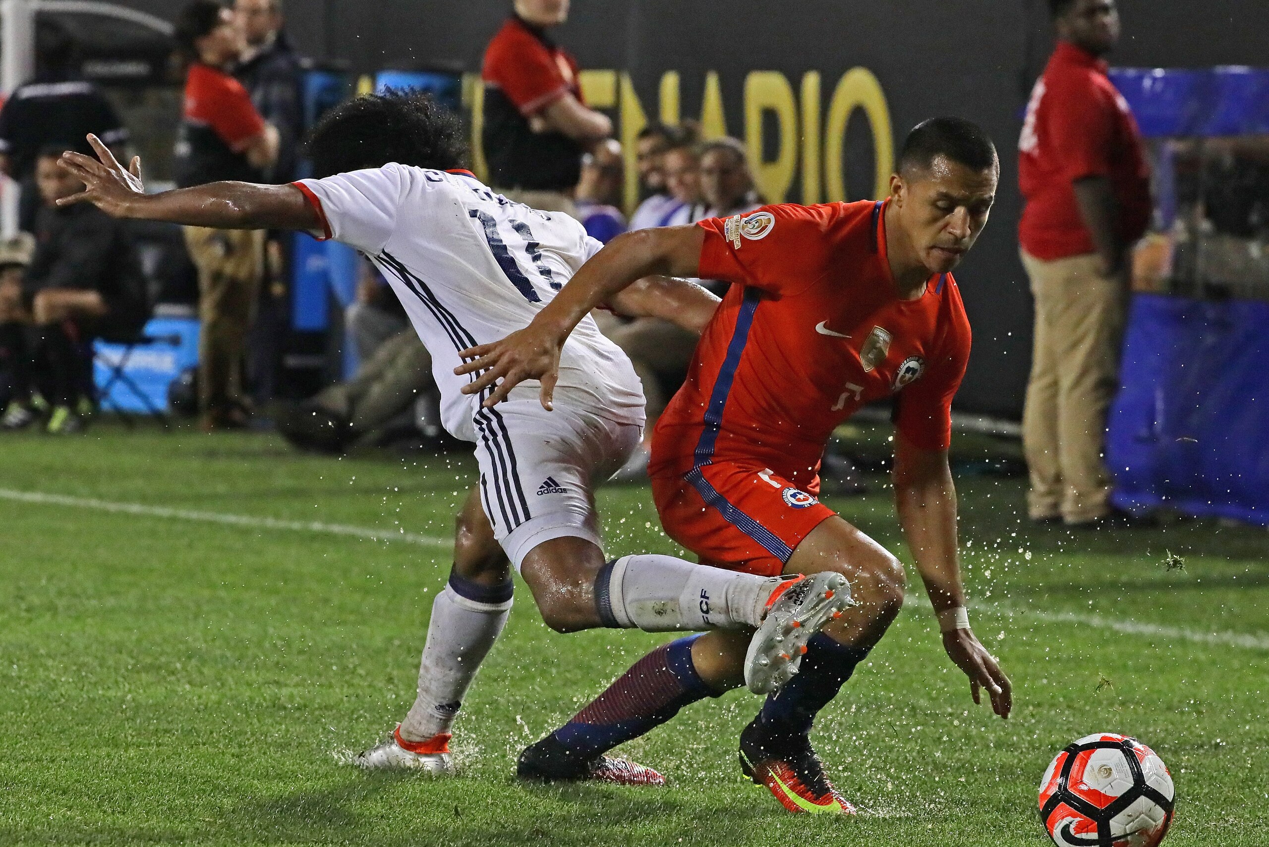 CHICAGO, IL - JUNE 22: Alexis Sanchez #7 of Chile moves around Juan Cuadrado #11 of Colombia
during a semi-final match in the 2016 Copa America Centernario at Soldier Field on June 22, 2016 in Chicago, Illinois. Chile defeated Colombia 2-0. (Photo by Jonathan Daniel/Getty Images)