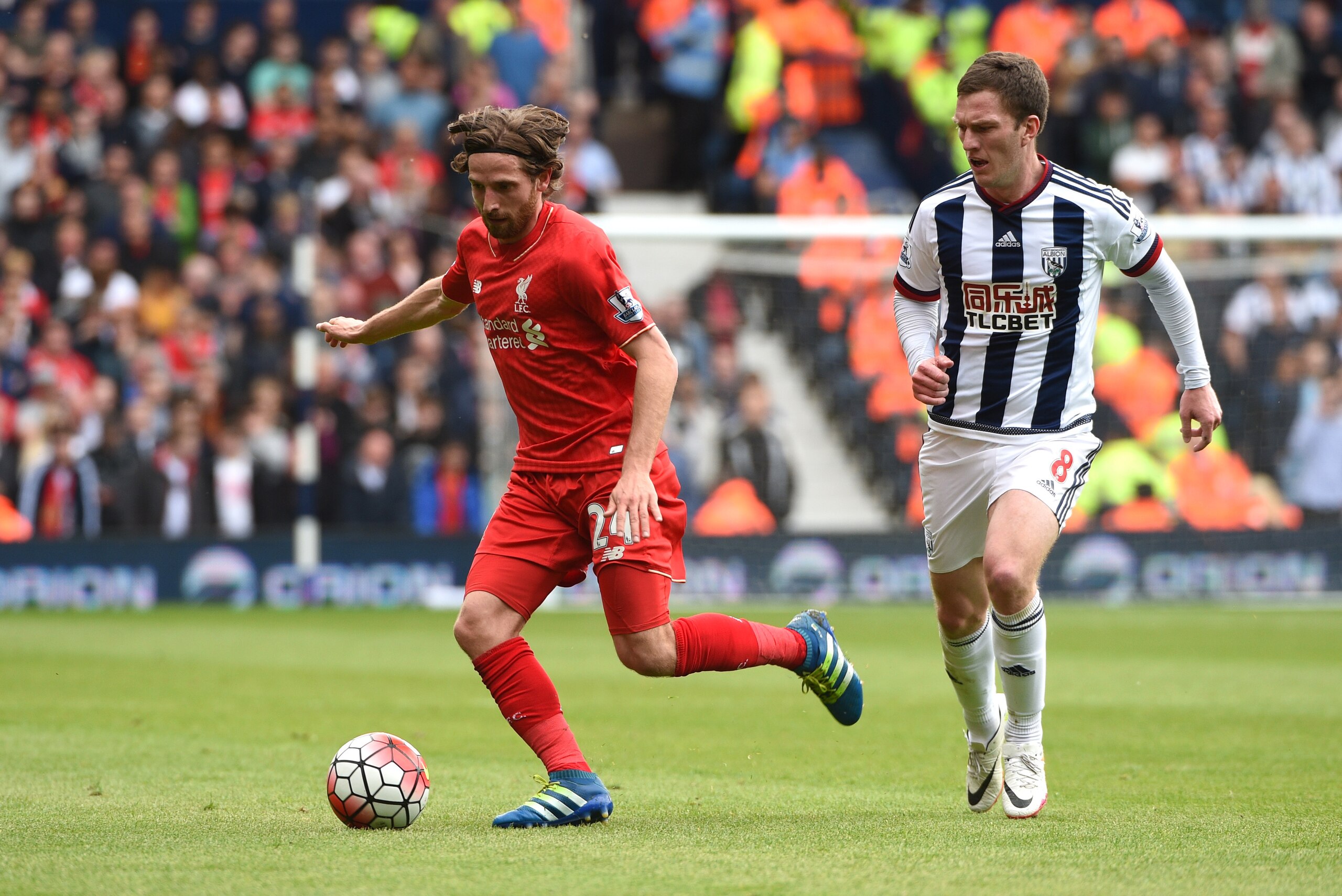 WEST BROMWICH, ENGLAND - MAY 15: Joe Allen of Liverpool and Craig Gardner of West Bromwich Albion compete for the ball during the Barclays Premier League match between West Bromwich Albion and Liverpool at The Hawthorns on May 15, 2016 in West Bromwich, England.