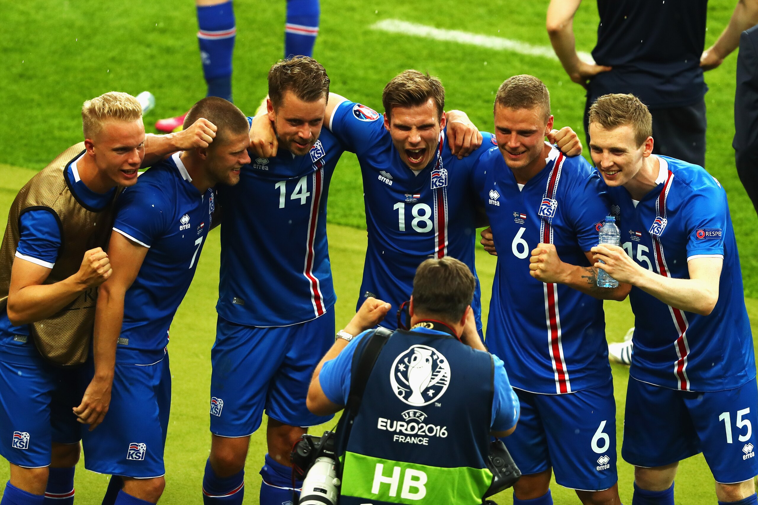 PARIS, FRANCE - JUNE 22:  Iceland players celebrate victory in the UEFA EURO 2016 Group F match between Iceland and Austria at Stade de France on June 22, 2016 in Paris, France.  (Photo by Clive Mason/Getty Images)