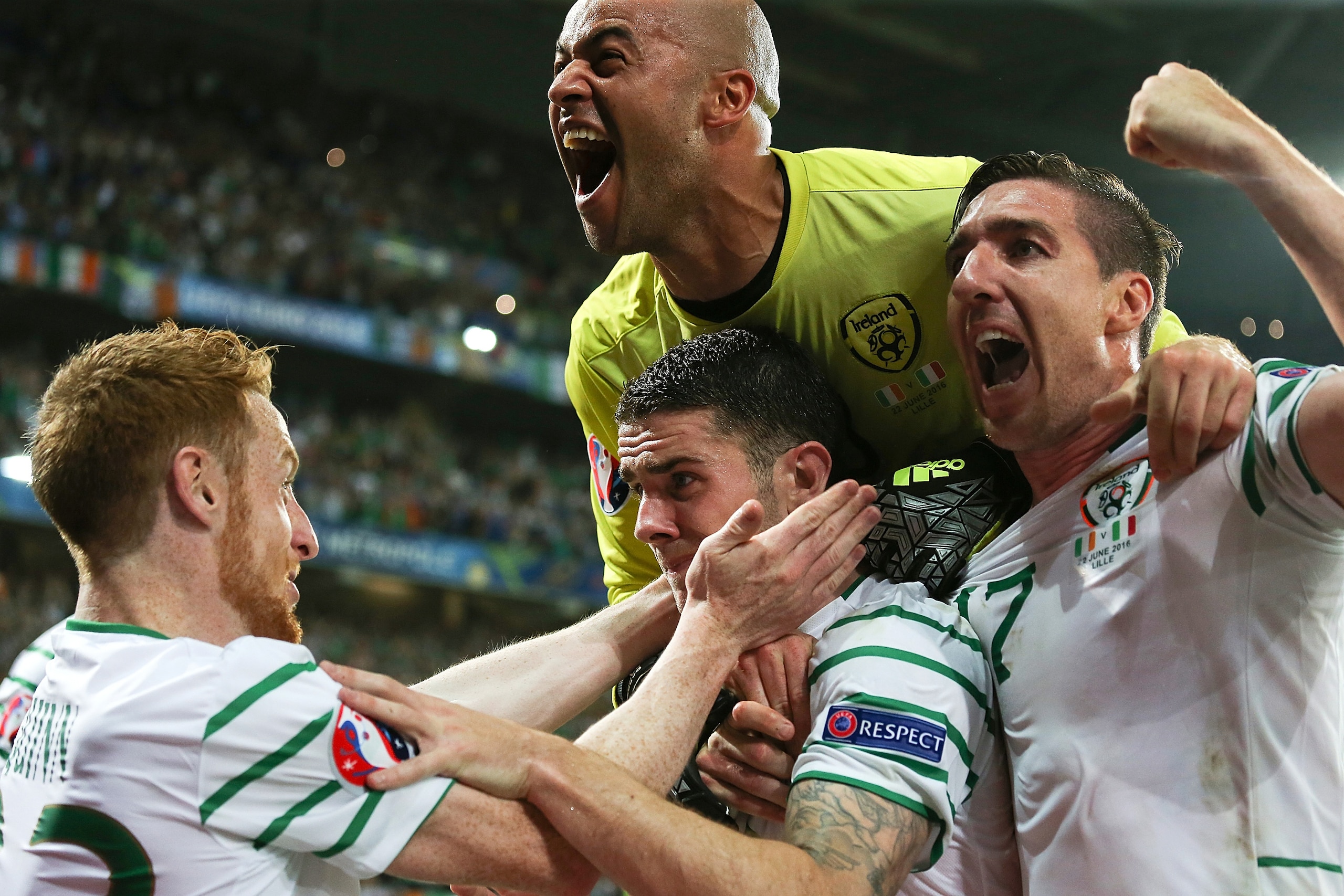 LILLE, FRANCE - JUNE 22: Robbie Brady of Ireland celebrates with his team-mates at the end of the UEFA EURO 2016 Group E match between Italy and Republic of Ireland at Stade Pierre-Mauroy on June 22, 2016 in Lille, France. (Photo by Matthew Ashton - AMA/Getty Images) LILLE, FRANCE - JUNE 22: Robbie Brady of Ireland celebrates with his team-mates at the end of the UEFA EURO 2016 Group E match between Italy and Republic of Ireland at Stade Pierre-Mauroy on June 22, 2016 in Lille, France. (Photo by Matthew Ashton - AMA/Getty Images)