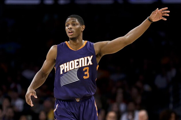 Phoenix Suns guard Brandon Knight plays during the first half of an NBA basketball game against the Los Angeles Lakers in Los Angeles, Friday, March 18, 2016. (AP Photo/Chris Carlson)