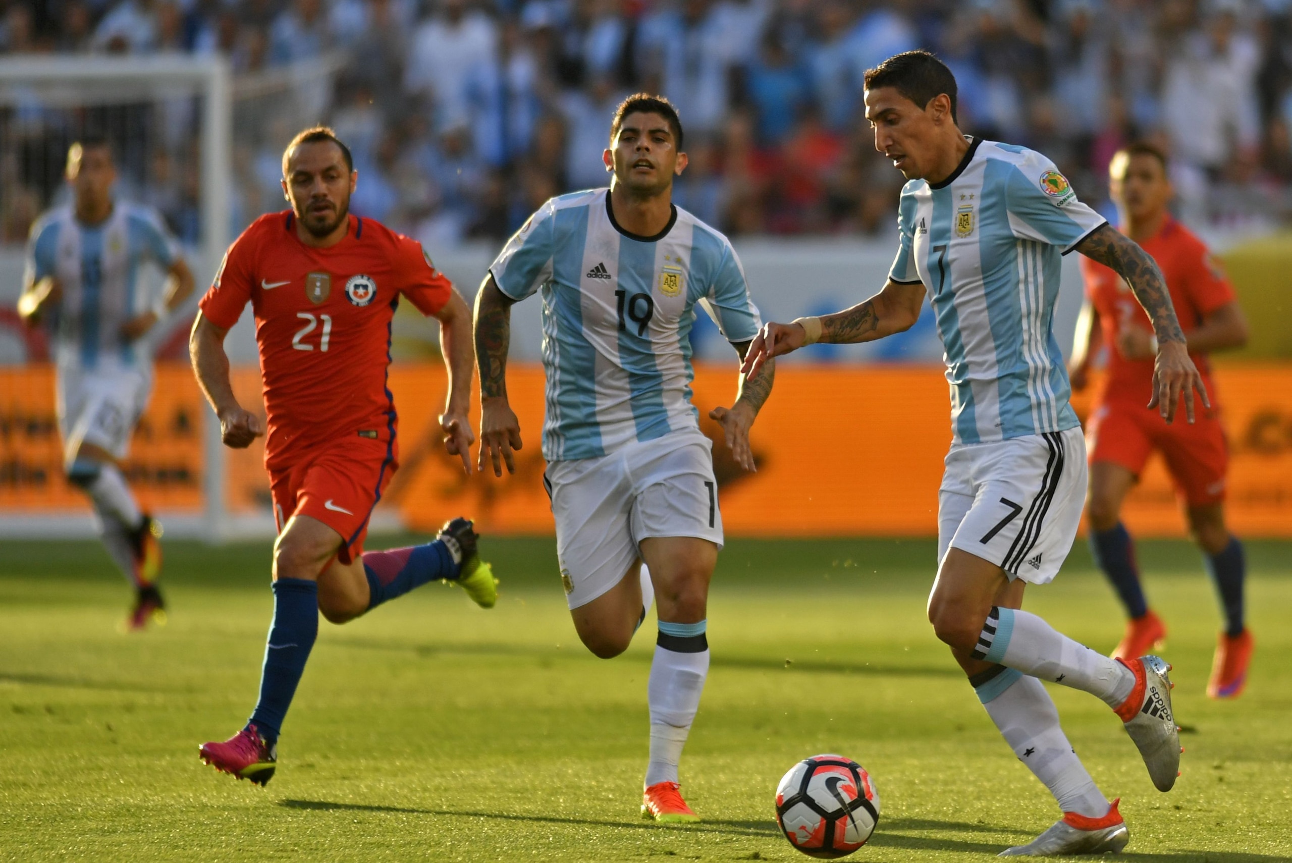 Argentina's Angel Di Maria (R) and Ever Banega (C) vie for the ball with Chile's Marcelo Diaz (L) during a Copa America Centenario football match in Santa Clara, California, United States, on June 6, 2016.  / AFP / JOSH EDELSON        (Photo credit should read JOSH EDELSON/AFP/Getty Images)