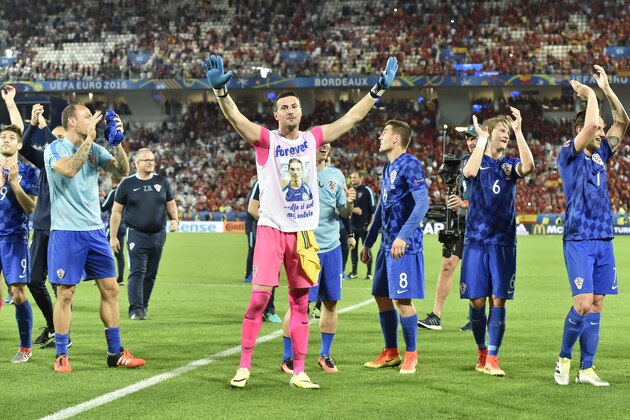 Croatia's goalkeeper Danijel Subasic (C) greets the fans following their victory during the Euro 2016 group D football match between Croatia and Spain at the Matmut Atlantique stadium in Bordeaux on June 21, 2016. / AFP / Georges GOBET        (Photo credit should read GEORGES GOBET/AFP/Getty Images)
