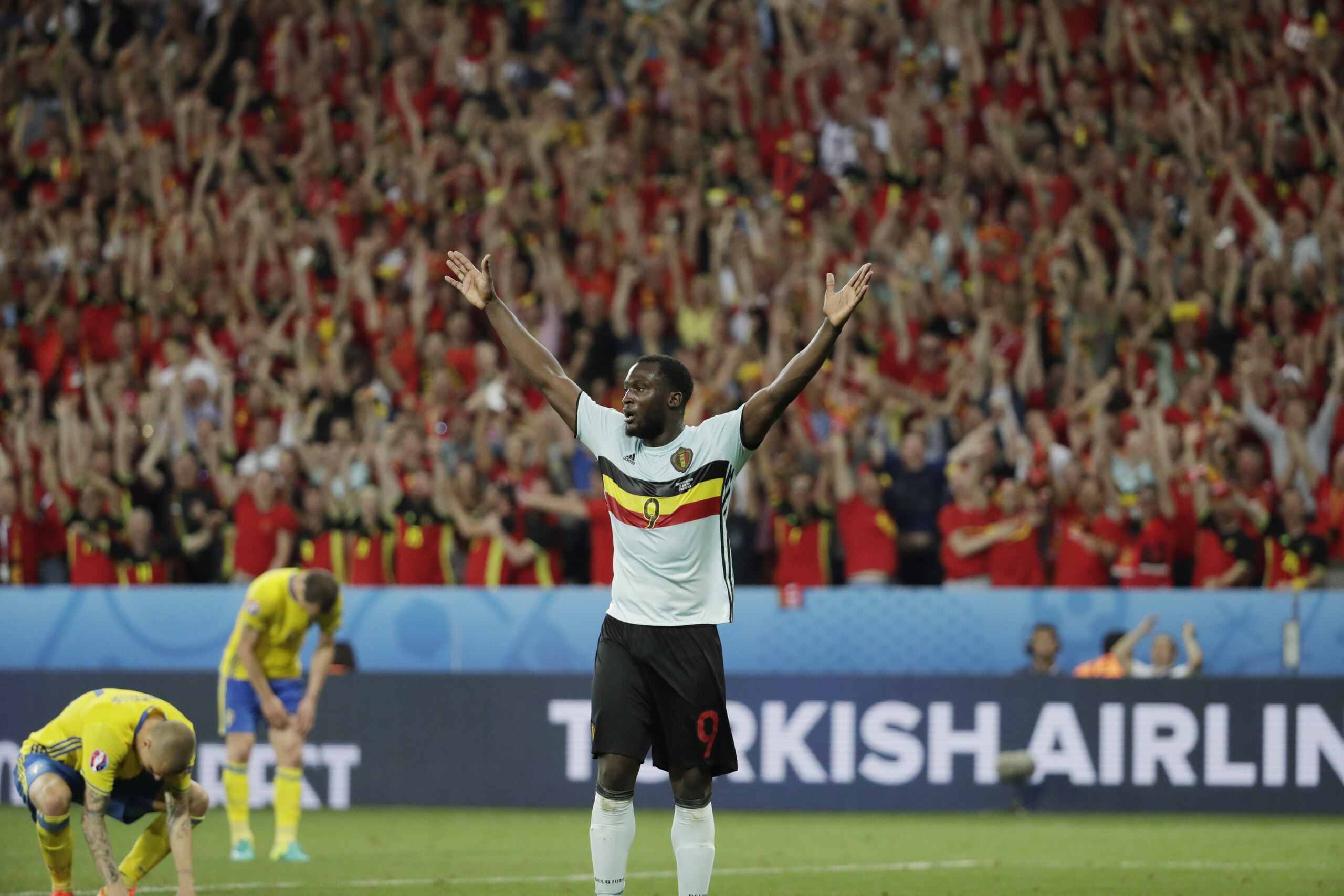 Belgium's Romelu Lukaku celebrates after his teammate Radja Nainggolan scored his sides first goal during the Euro 2016 Group E soccer match between Sweden and Belgium at the Allianz Riviera stadium in Nice, France, Wednesday, June 22, 2016. (AP Photo/Ariel Schalit)
