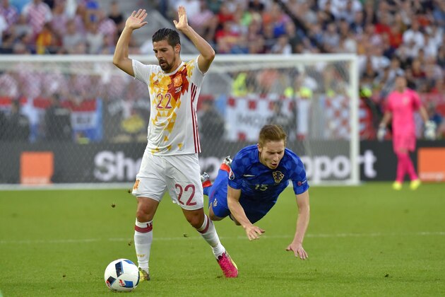 Spain's forward Nolito (L) vies for the ball with Croatia's midfielder Marko Rog during the Euro 2016 group D football match between Croatia and Spain at the Matmut Atlantique stadium in Bordeaux on June 21, 2016. / AFP / LOIC VENANCE        (Photo credit should read LOIC VENANCE/AFP/Getty Images)