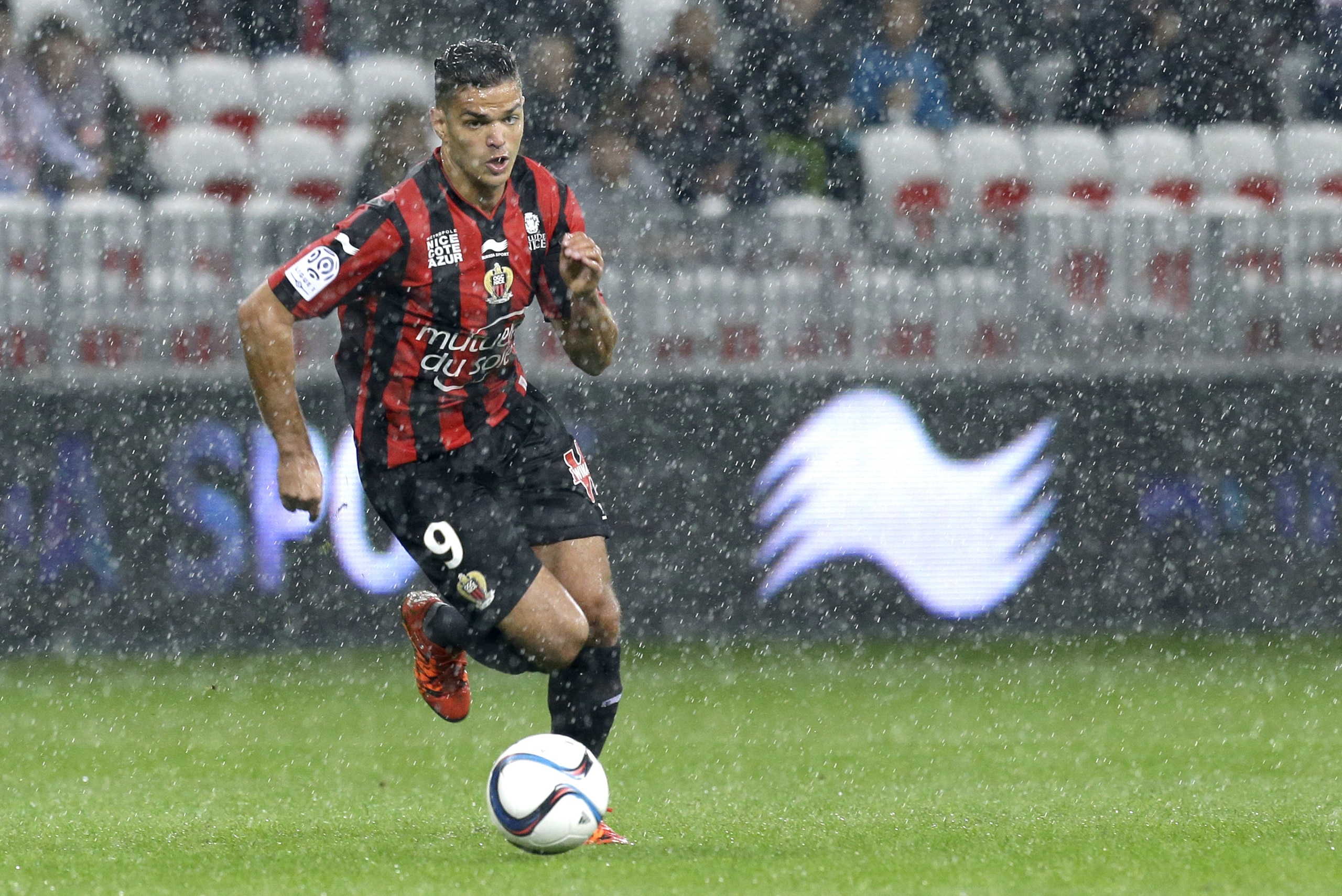 Nice's Hatem Ben Arfa controls the ball during the French League One soccer match against Nantes, Saturday, Oct. 3, 2015, in Nice stadium, southeastern France. (AP Photo/Lionel Cironneau)