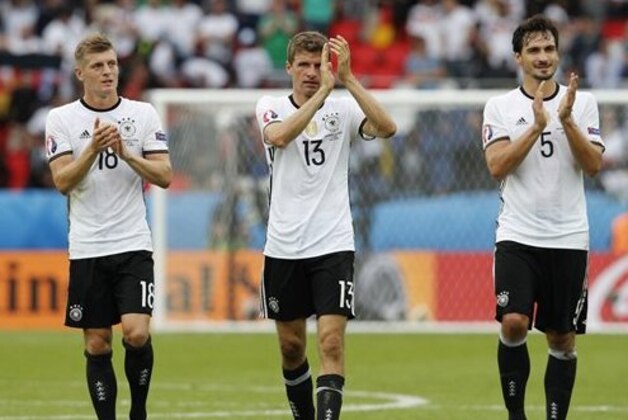 Germany's Toni Kroos, left, Thomas Mueller, center, and Mats Hummels applaud fans at the end of the Euro 2016 Group C soccer match between Northern Ireland and Germany at the Parc des Princes stadium in Paris, France, Tuesday, June 21, 2016. Germany won 1-0. (AP Photo/Christophe Ena)