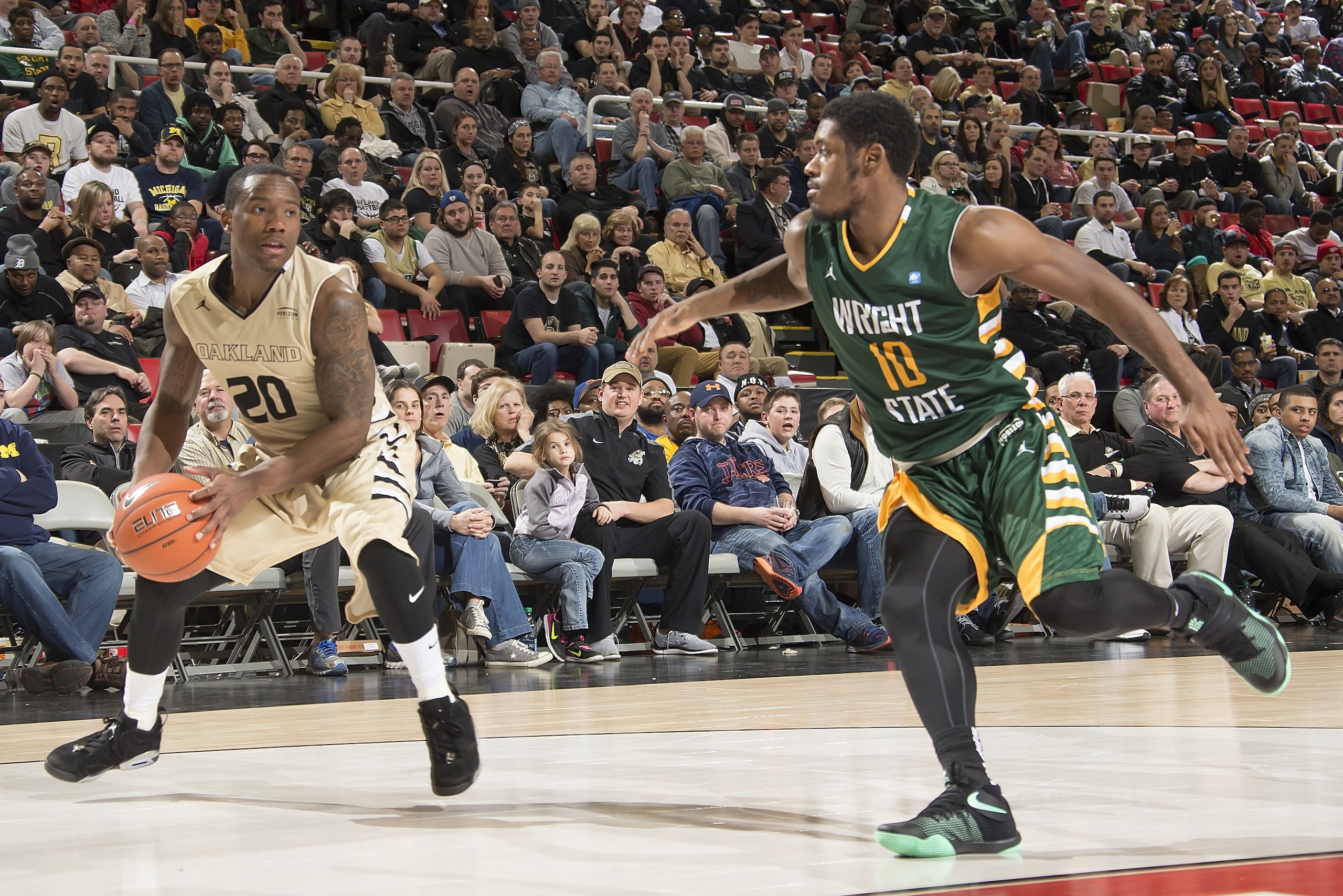 DETROIT, MI - MARCH 07:  Kay Felder #20 of the Oakland Golden Grizzlies controls the ball in front of Biggie Minnis #10 of the Wright State Raiders during game two of the Horizon League Basketball Tournament - Semifinals at Joe Louis Arena on March 7, 2016 in Detroit, Michigan. The Wright State Raiders defeated the Oakland Golden Grizzlies 59-55(Photo by Dave Reginek/Getty Images)