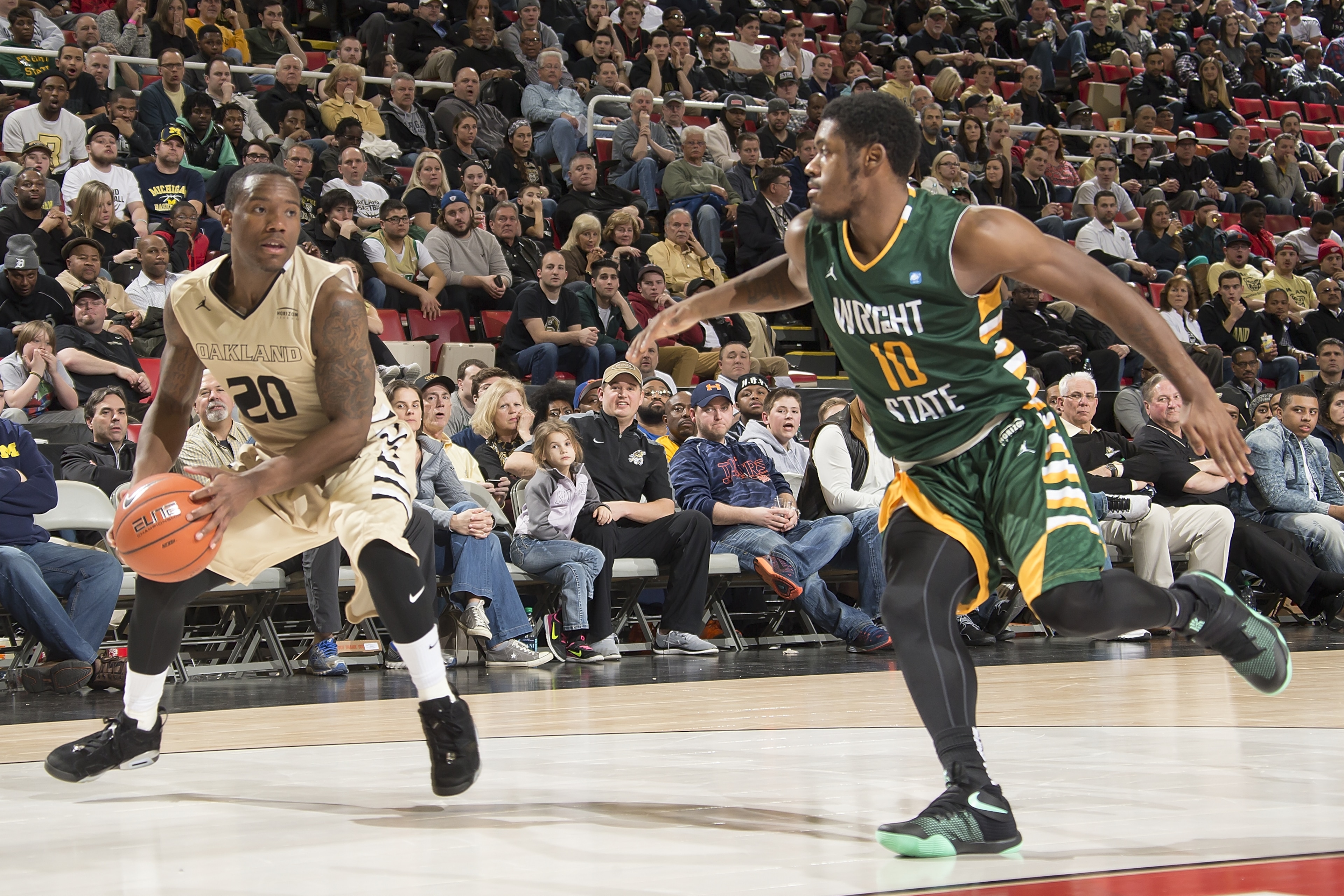 DETROIT, MI - MARCH 07:  Kay Felder #20 of the Oakland Golden Grizzlies controls the ball in front of Biggie Minnis #10 of the Wright State Raiders during game two of the Horizon League Basketball Tournament - Semifinals at Joe Louis Arena on March 7, 2016 in Detroit, Michigan. The Wright State Raiders defeated the Oakland Golden Grizzlies 59-55(Photo by Dave Reginek/Getty Images)