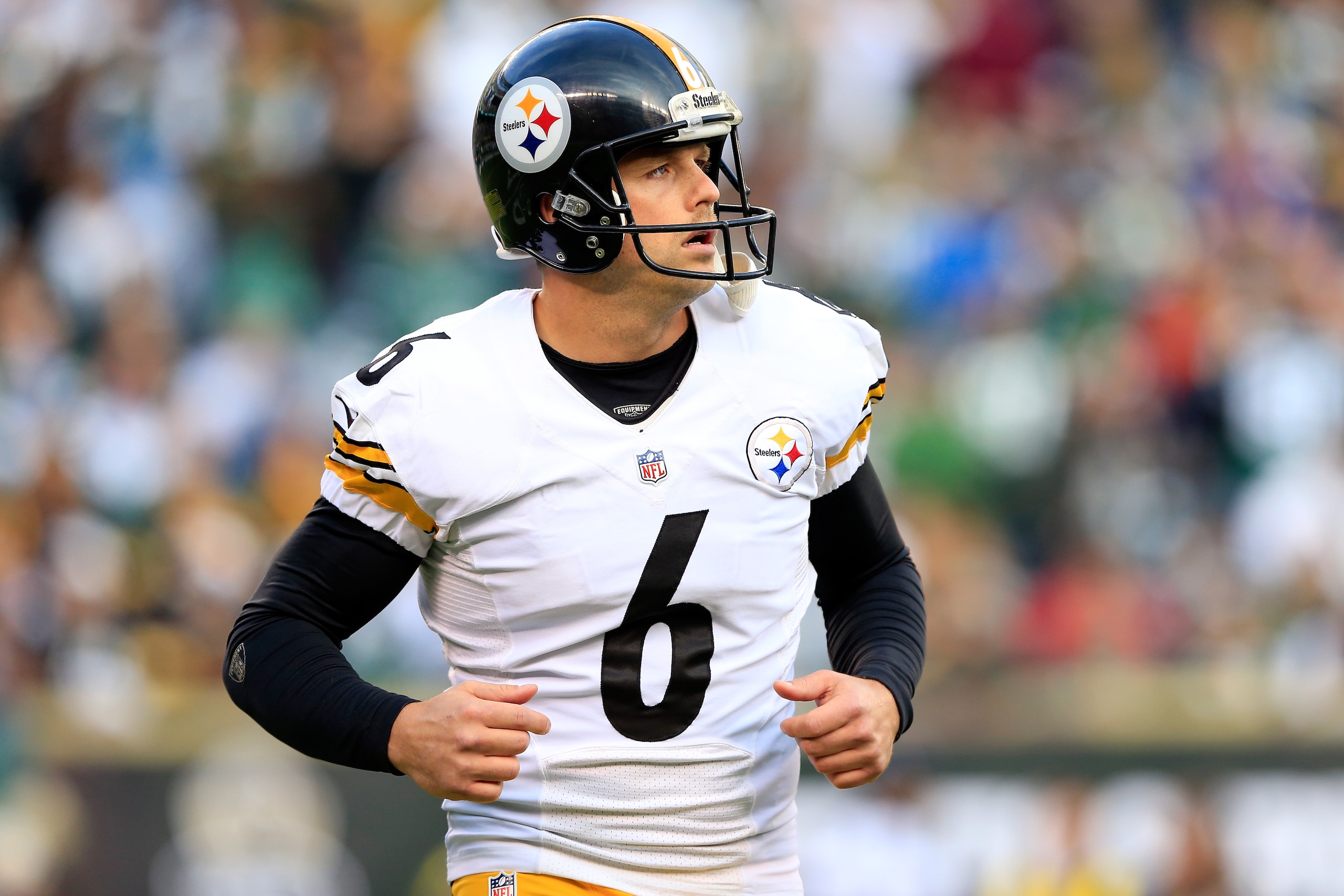 EAST RUTHERFORD, NJ - NOVEMBER 09:  Kicker Shaun Suisham #6 of the Pittsburgh Steelers looks on against the New York Jets during a game at MetLife Stadium on November 9, 2014 in East Rutherford, New Jersey.  (Photo by Alex Trautwig/Getty Images)