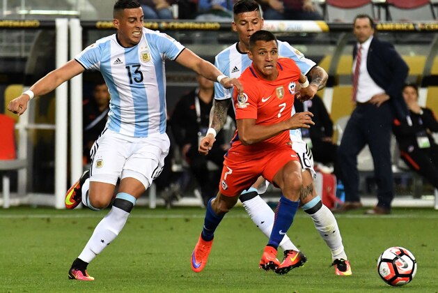 Chile's Alexis Sanchez (R) vies for the ball with Argentina's Ramiro Funes Mori (L) during a Copa America Centenario football match in Santa Clara, California, United States, on June 6, 2016.  / AFP / JOSH EDELSON        (Photo credit should read JOSH EDELSON/AFP/Getty Images)