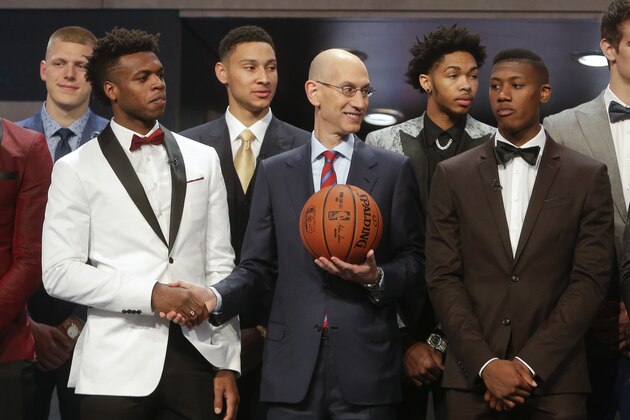 NBA Commissioner Adam Silver, center, poses for photos with prospective NBA draft picks Buddy Hield, left, Kris Dunn, right, Ben Simmons, third from left, and Brandon Ingram, second from right, before the start of the NBA basketball draft, Thursday, June 23, 2016, in New York. (AP Photo/Frank Franklin II)