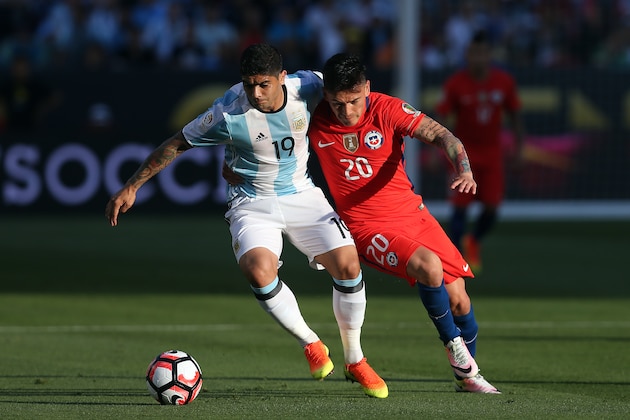 SANTA CLARA, CA - JUNE 06: Ever Banega of Argentina in action with Charles Aranguiz of Chile during the Copa America Centenario Group D match between Argentina and Chile at Levi's Stadium on June 6, 2016 in Santa Clara, California. (Photo by Chris Brunskill Ltd/Getty Images)
