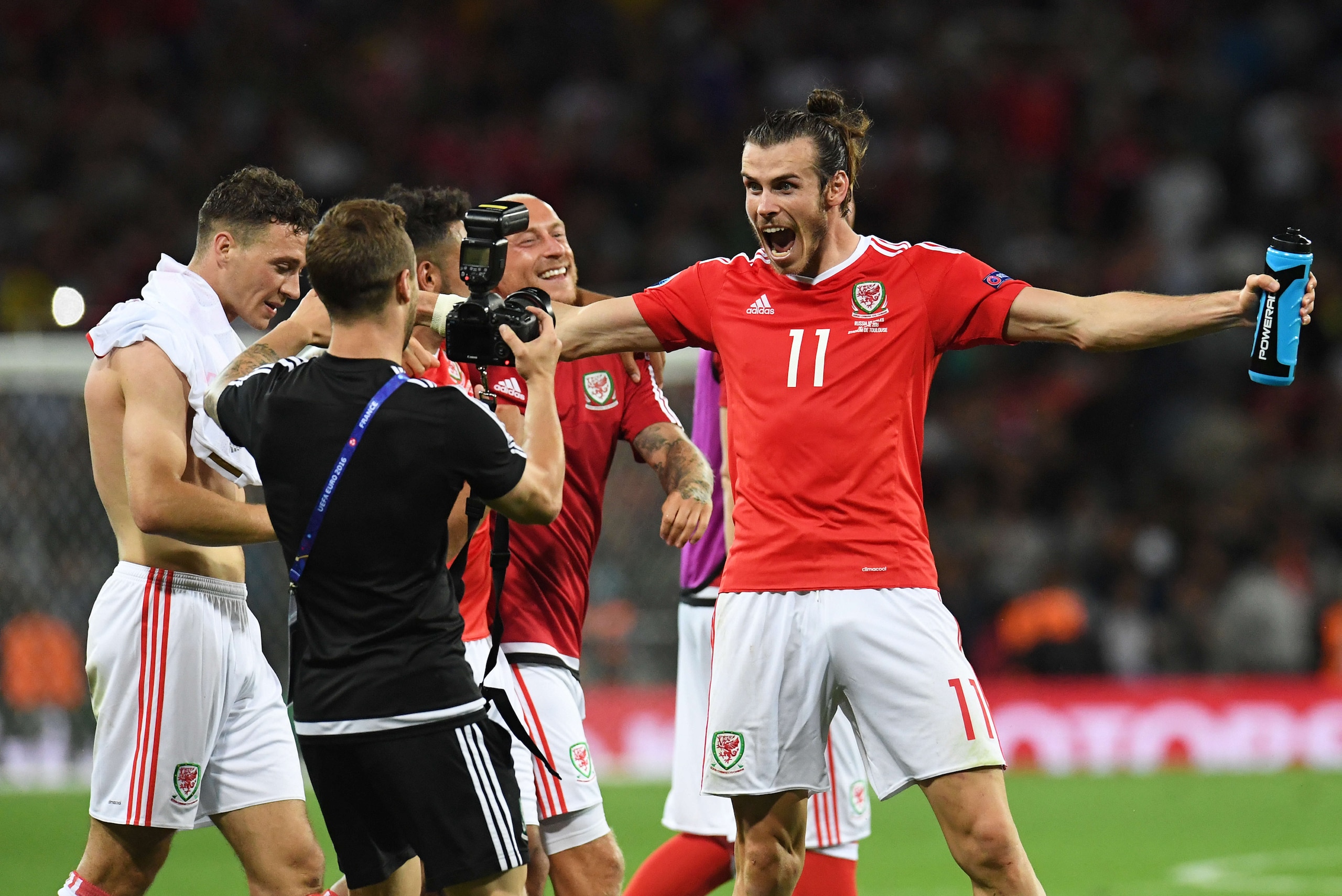 TOULOUSE, FRANCE - JUNE 20:  Wales's Gareth Bale celebrates his sides win by posing for a photo after the UEFA Euro 2016 Group B match between Russia v Wales at Stadium de Toulouse on June 20 in Toulouse, France.  (Photo by Kevin Barnes/CameraSport via Getty Images)