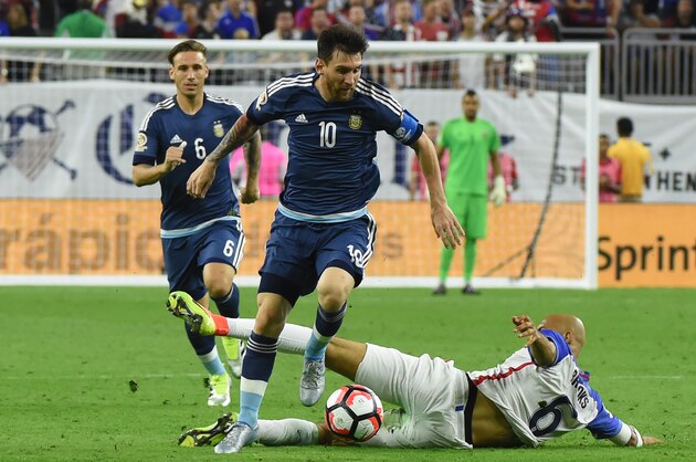 Argentina's Lionel Messi takes the ball past USA's John Brooks during their Copa America Centenario semifinal football match in Houston, Texas, United States, on June 21, 2016.  / AFP / Mark RALSTON        (Photo credit should read MARK RALSTON/AFP/Getty Images)