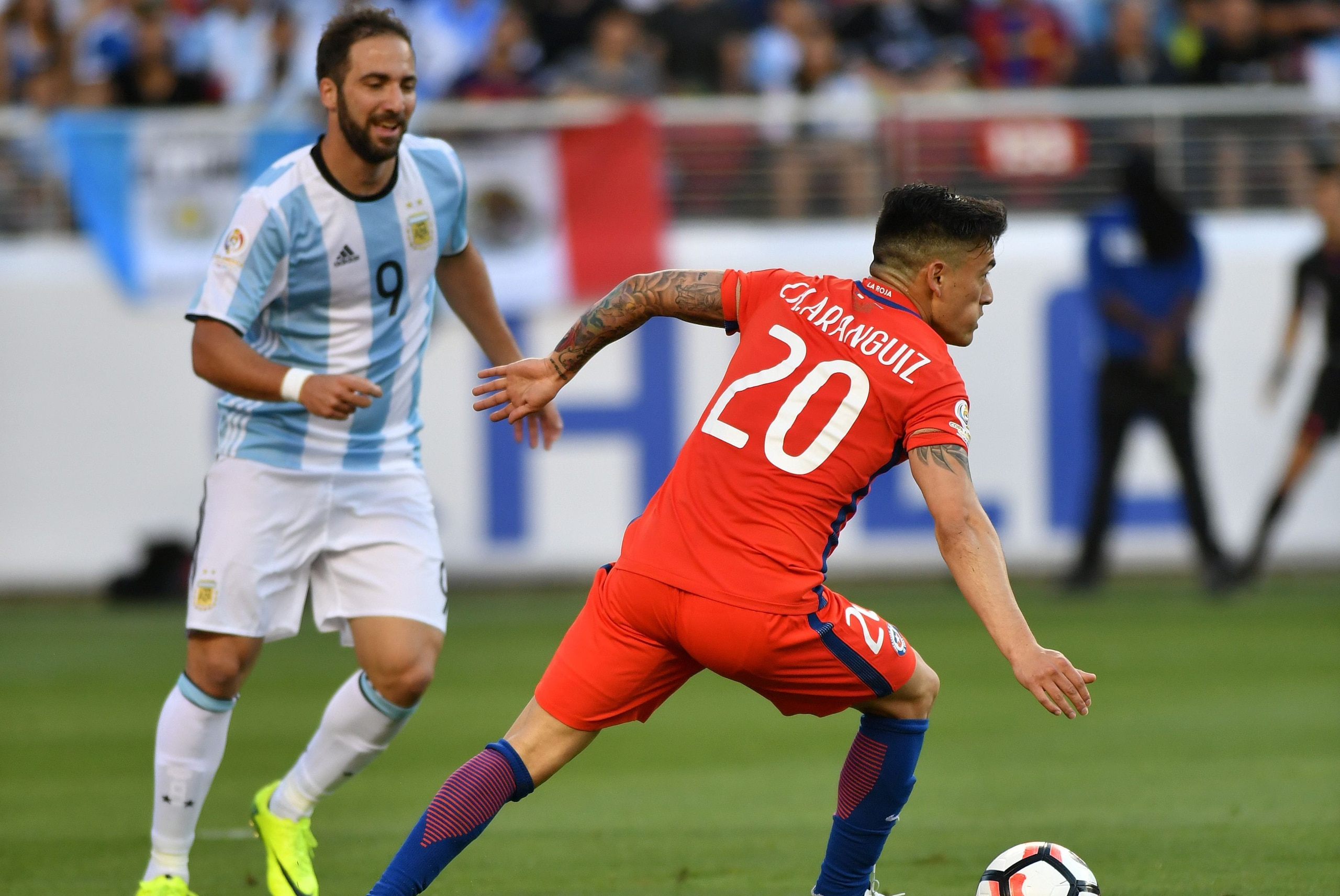 Chile's Charles Aranguiz (R) vies for the ball with Argentina's Gonzalo Higuain during a Copa America Centenario football match in Santa Clara, California, United States, on June 6, 2016. / AFP / JOSH EDELSON (Photo credit should read JOSH EDELSON/AFP/Getty Images) Chile's Charles Aranguiz (R) vies for the ball with Argentina's Gonzalo Higuain during a Copa America Centenario football match in Santa Clara, California, United States, on June 6, 2016. / AFP / JOSH EDELSON (Photo credit should read JOSH EDELSON/AFP/Getty Images)