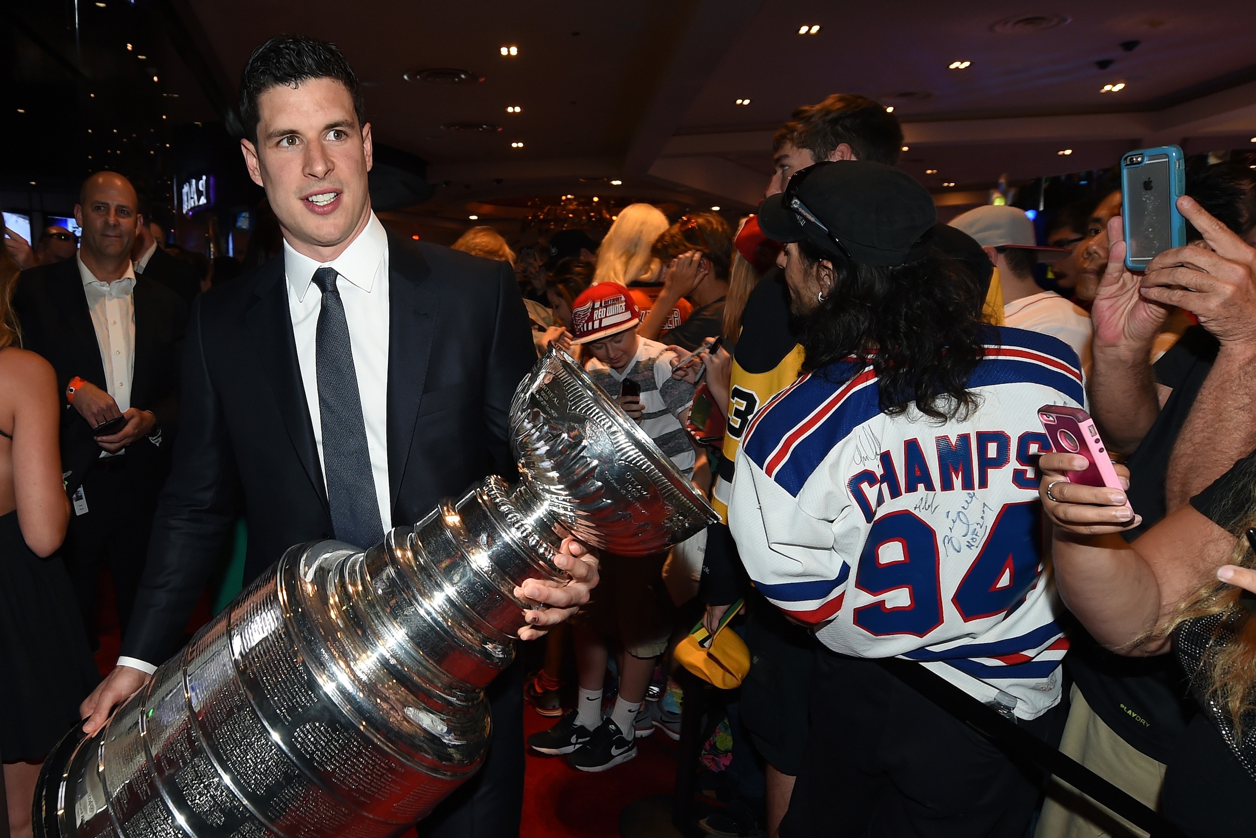 LAS VEGAS, NV - JUNE 22:  Sidney Crosby of the Pittsburgh Penguins carries the Stanley Cup as he arrives at the 2016 NHL Awards at the Hard Rock Hotel & Casino on June 22, 2016 in Las Vegas, Nevada.  (Photo by Ethan Miller/Getty Images)