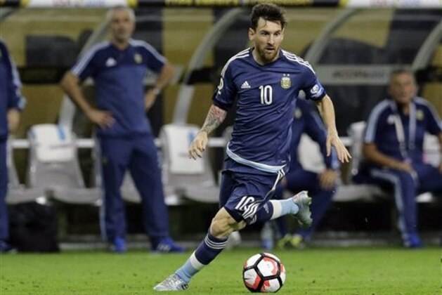 Argentina midfielder Lionel Messi (10) moves the ball upfield against the United States during a Copa America Centenario semifinal soccer match, Tuesday, June 21, 2016, in Houston. (AP Photo/Eric Gay)