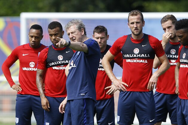 England coach Roy Hodgson, centre, speaks with players during a training session in Chantilly, France, Thursday, June 23, 2016. England will face Iceland in a Euro 2016 round of 16 soccer match in Nice on Monday, June 27. (AP Photo/Kirsty Wigglesworth)