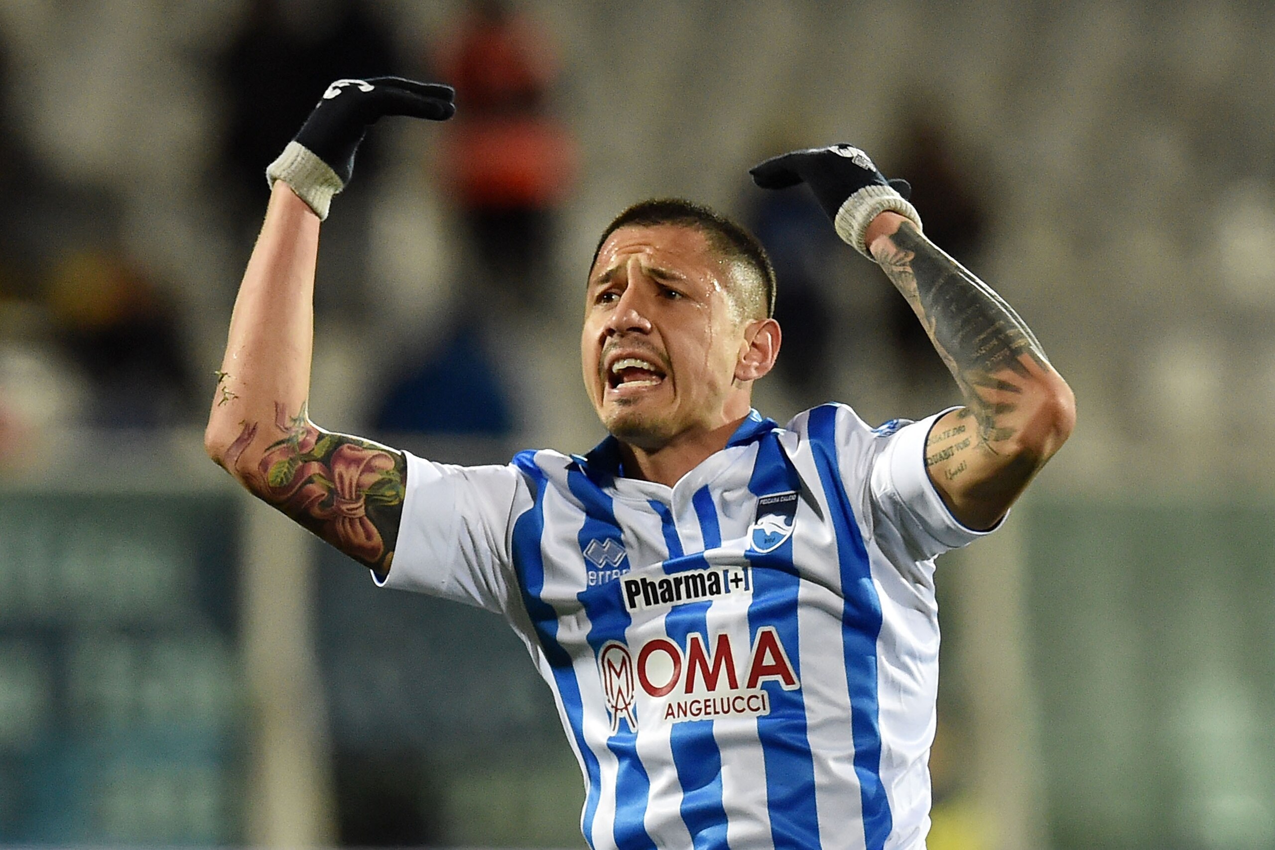 PESCARA, ITALY - FEBRUARY 12:  Gianluca Lapadula of Pescara Calcio celebrates after scoring the goal 1-1 during the Serie B match between Pescara Calcio and Vicenza Calcio at Adriatico Stadium on February 12, 2016 in Pescara, Italy.  (Photo by Giuseppe Bellini/Getty Images)