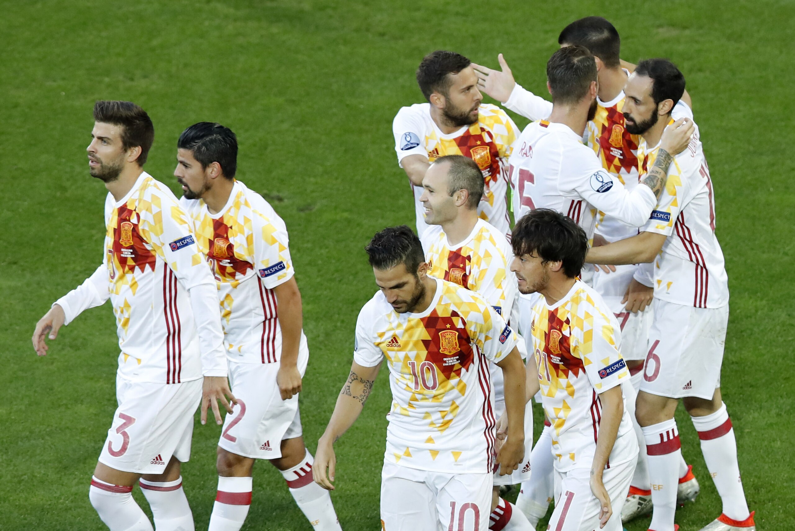Spain's Cesc Fabregas, center, celebrates with teammates after scoring his side's first goal during the Euro 2016 Group D soccer match between Croatia and Spain at the Nouveau Stade in Bordeaux, France, Tuesday, June 21, 2016. (AP Photo/Andrew Medichini)