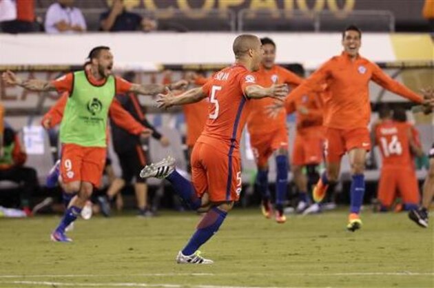 Chile's Francisco Silva (5) celebrates after kicking in the final penalty kick to defeat Argentina in the Copa America Centenario championship soccer match, Sunday, June 26, 2016, in East Rutherford, N.J. (AP Photo/Matt Slocum)