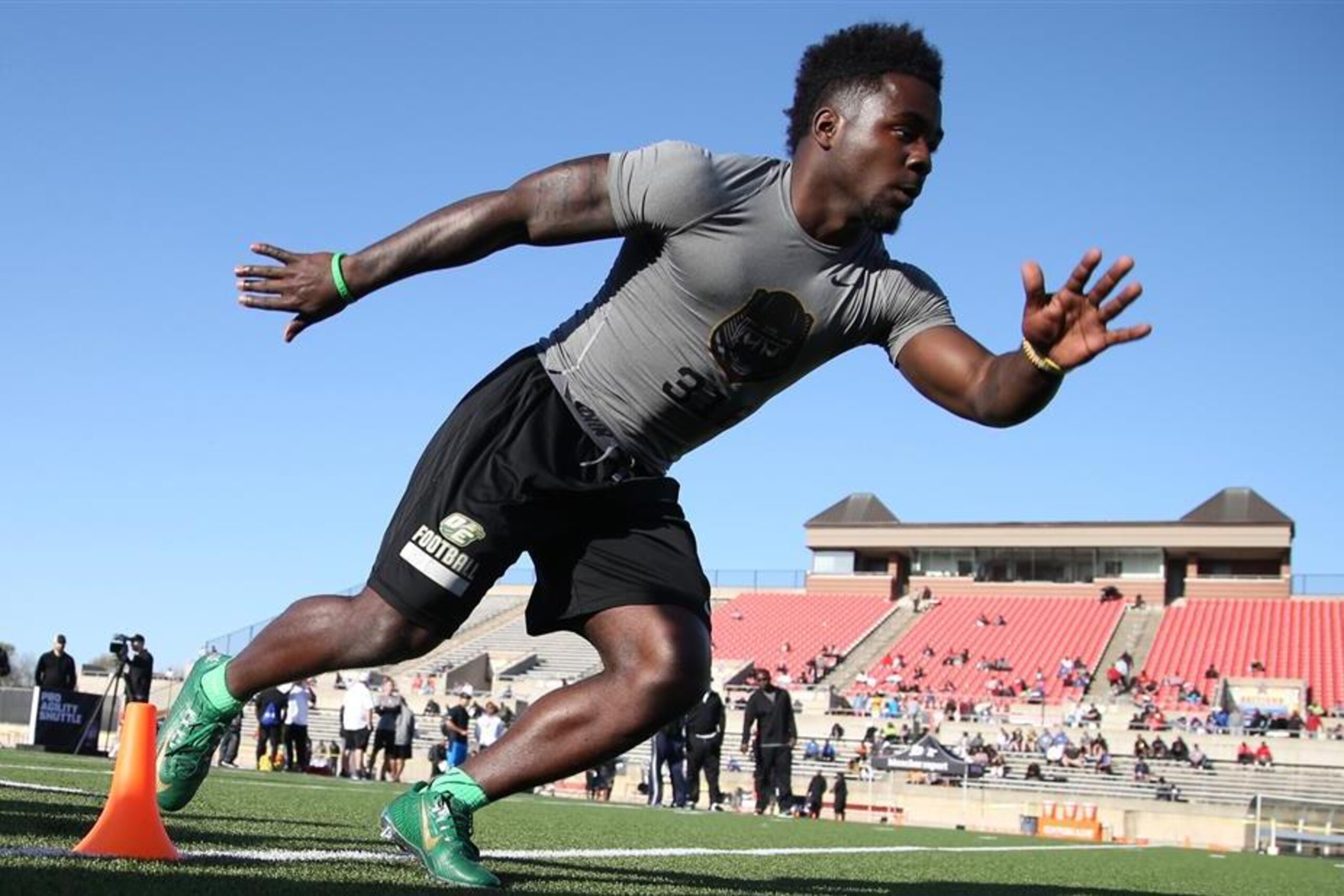 DeSoto, Texas, 4-star wide receiver KD Nixon decommitted from Tennessee on Sunday. Nixon has 18 reported offers.