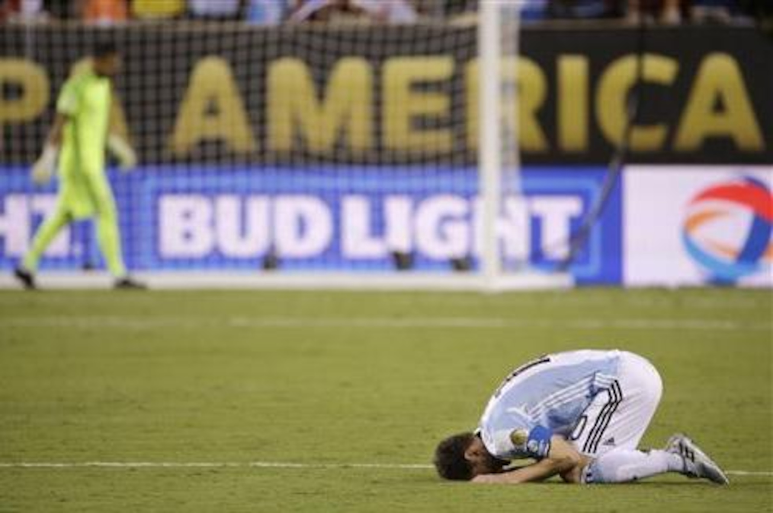 Argentina's Lionel Messi reacts after losing 4-2 to Chile in penalty kicks during the Copa America Centenario championship soccer match, Sunday, June 26, 2016, in East Rutherford, N.J. (AP Photo/Julio Cortez)
