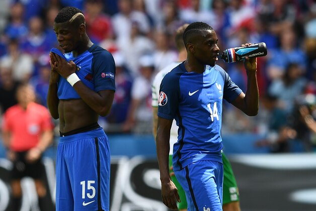 France's midfielder Paul Pogba (L) and France's midfielder Blaise Matuidi refresh during the Euro 2016 round of 16 football match between France and Republic of Ireland at the Parc Olympique Lyonnais stadium in Décines-Charpieu, near Lyon, on June 26, 2016. / AFP / FRANCK FIFE        (Photo credit should read FRANCK FIFE/AFP/Getty Images)