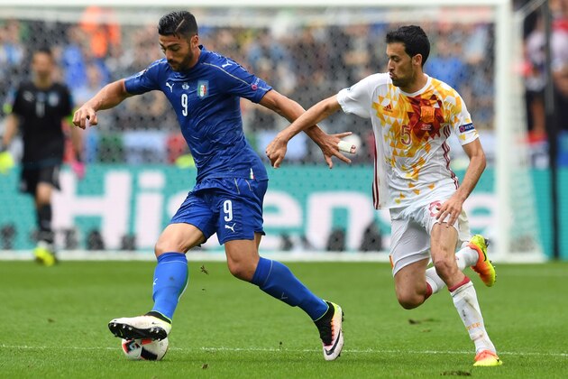 Italy's forward Pelle (L) vies for the ball against Spain's midfielder Sergio Busquets during Euro 2016 round of 16 football match between Italy and Spain at the Stade de France stadium in Saint-Denis, near Paris, on June 27, 2016.   / AFP / FRANCISCO LEONG        (Photo credit should read FRANCISCO LEONG/AFP/Getty Images)