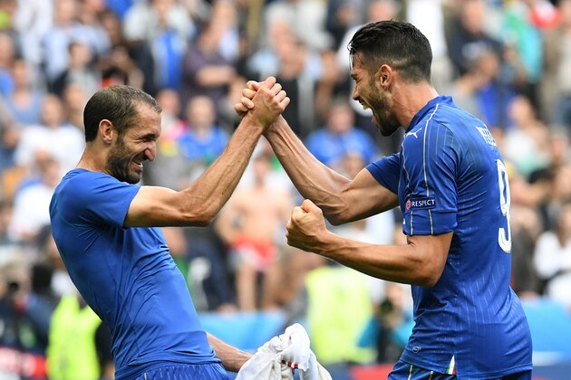 (LtoR) Italy's defender Giorgio Chiellini and Italy's forward Pelle celebrate after the Euro 2016 round of 16 football match between Italy and Spain at the Stade de France stadium in Saint-Denis, near Paris, on June 27, 2016.  
Italy won the match 2:0. / AFP / VINCENZO PINTO        (Photo credit should read VINCENZO PINTO/AFP/Getty Images)
