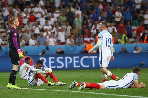 NICE, FRANCE - JUNE 27: Wayne Rooney (2nd R) of England walk to his team mates to console after the UEFA EURO 2016 round of 16 match between England and Iceland at Allianz Riviera Stadium on June 27, 2016 in Nice, France.  (Photo by Lars Baron/Getty Images)