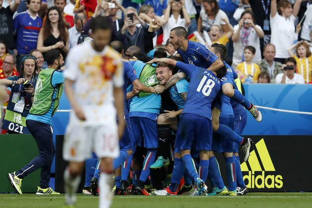 (L-R) Cesc Fabregas of Spain, Ciro Immobile of Italy, Graziano Pelle of Italy, Marco Parolo of Italy, Leonardo Bonucci of Italy during the UEFA Euro 2016 round of 16 match between Italy and Spain on June 27, 2016 at the Stade de France in Paris, France.(Photo by VI Images via Getty Images)
