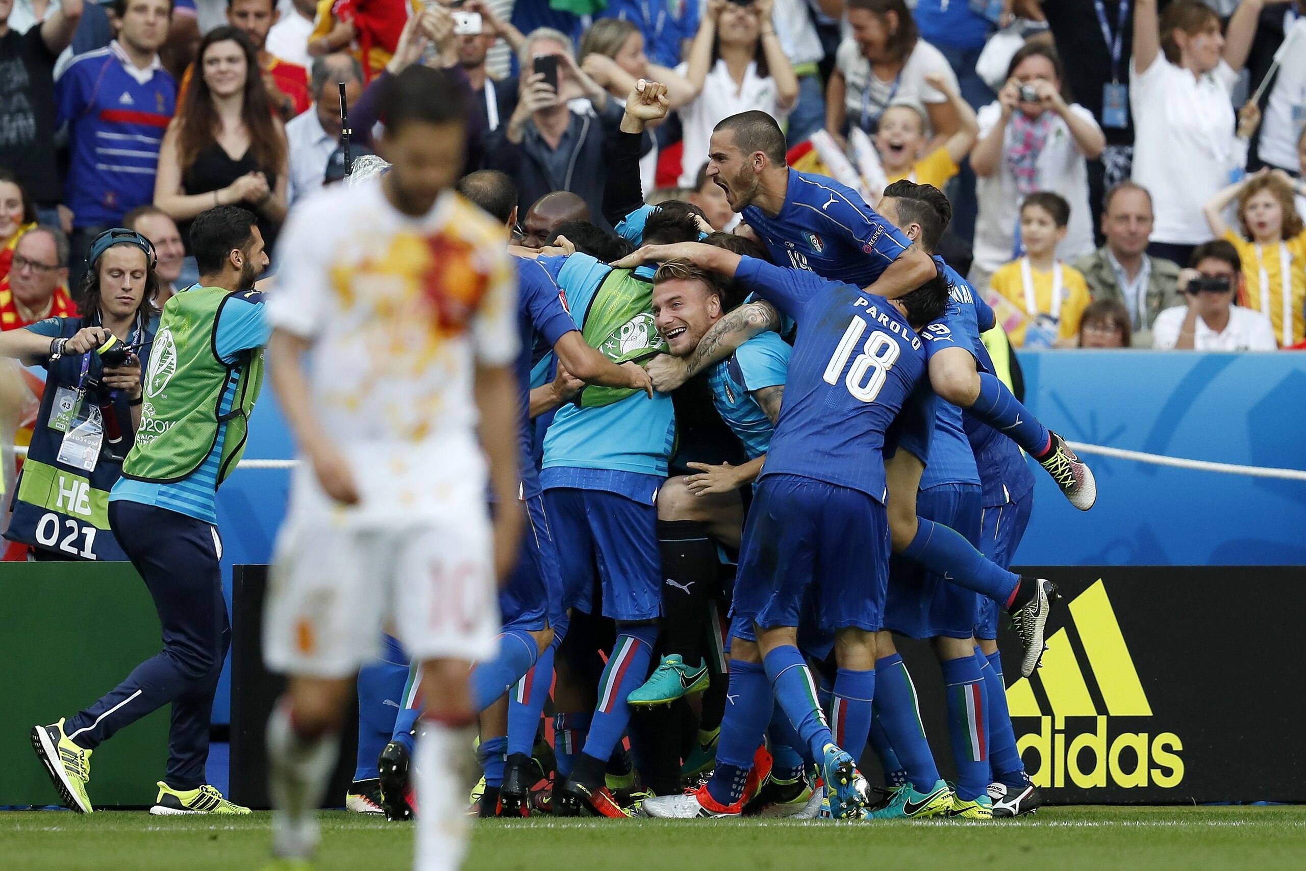 (L-R) Cesc Fabregas of Spain, Ciro Immobile of Italy, Graziano Pelle of Italy, Marco Parolo of Italy, Leonardo Bonucci of Italy during the UEFA Euro 2016 round of 16 match between Italy and Spain on June 27, 2016 at the Stade de France in Paris, France.(Photo by VI Images via Getty Images)