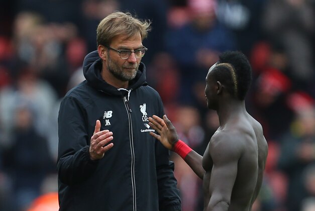 SOUTHAMPTON, ENGLAND - MARCH 20:  Jurgen Klopp manager of Liverpool congratulates scorer of the winning goal Sadio Mane of Southampton after the Barclays Premier League match between Southampton and Liverpool on March 20, 2016 in Southampton, United Kingdom.  (Photo by Catherine Ivill - AMA/Getty Images)