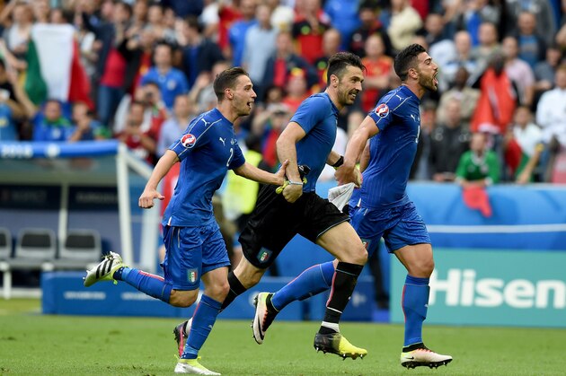 PARIS, FRANCE - JUNE 27:  (L-R) Mattia De Sciglio, Gianluigi Buffon and Graziano Pelle celebrate at the end of the UEFA Euro 2016 Round of 16 match between Italy and Spain at Stade de France on June 27, 2016 in Paris, France.  (Photo by Claudio Villa/Getty Images)
