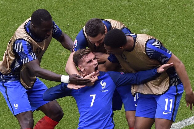 TOPSHOT - France's forward Antoine Griezmann celebrates scoring a goal with team mates during the Euro 2016 round of 16 football match between France and Republic of Ireland at the Parc Olympique Lyonnais stadium in Décines-Charpieu, near Lyon, on June 26, 2016.  / AFP / JEAN-PHILIPPE KSIAZEK        (Photo credit should read JEAN-PHILIPPE KSIAZEK/AFP/Getty Images)