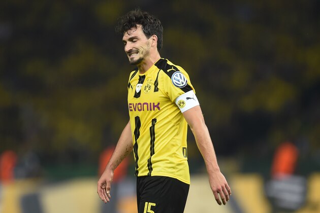 Dortmund's defender Mats Hummels reacts during during  the German Cup (DFB Pokal) final football match Bayern Munich vs Borussia Dortmund at the Olympic stadium in Berlin on May 21, 2016. / AFP / CHRISTOF STACHE / RESTRICTIONS: ACCORDING TO DFB RULES IMAGE SEQUENCES TO SIMULATE VIDEO IS NOT ALLOWED DURING MATCH TIME. MOBILE (MMS) USE IS NOT ALLOWED DURING AND FOR FURTHER TWO HOURS AFTER THE MATCH. == RESTRICTED TO EDITORIAL USE == FOR MORE INFORMATION CONTACT DFB DIRECTLY AT +49 69 67880

 /         (Photo credit should read CHRISTOF STACHE/AFP/Getty Images)