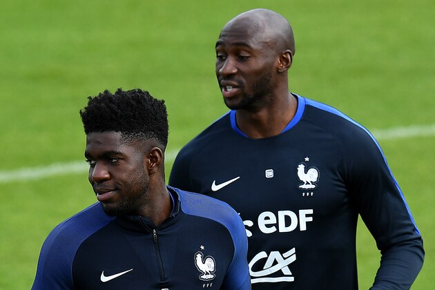 France's defender Samuel Umtiti (L) and France's defender Eliaquim Mangala  take part in a training session in Clairefontaine-en-Yvelines, southwest of Paris, on June 6, 2016, during the Euro 2016 football tournament. / AFP / FRANCK FIFE        (Photo credit should read FRANCK FIFE/AFP/Getty Images)