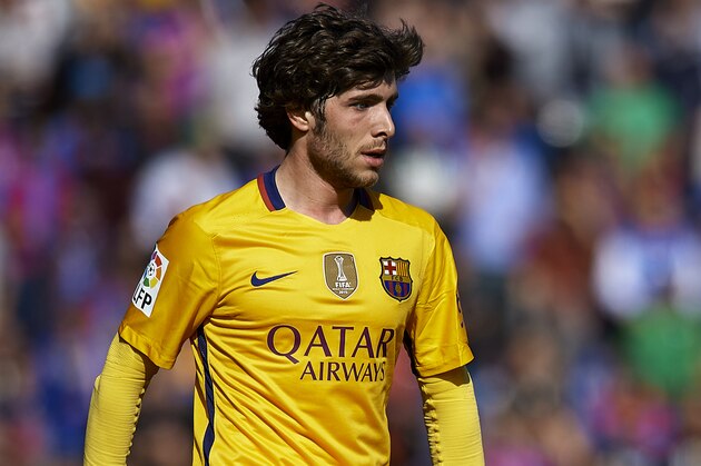 VALENCIA, SPAIN - FEBRUARY 07: Sergi Roberto of Barcelona controls the ball during the La Liga match between Levante UD and FC Barcelona at Ciutat de Valencia on February 07, 2016 in Valencia, Spain.  (Photo by Manuel Queimadelos Alonso/Getty Images)