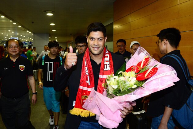 Brazil's Hulk makes his way through the arrivals halls at Shanghai Pudong International Airport on June 29, 2016.  
Zenit St Petersburg's Brazilian international Hulk arrived in Shanghai on June 29 to sign for Sven-Goran Eriksson's Shanghai SIPG team, as the cash-flush Chinese Super League embarks on a new round of transfer spending. / AFP / STR / China OUT        (Photo credit should read STR/AFP/Getty Images)
