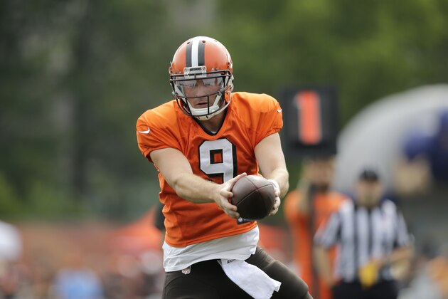 Cleveland Browns quarterback Connor Shaw gets ready to hand off the ball during practice at the NFL football team's training camp Monday, Aug. 10, 2015, in Berea, Ohio. (AP Photo/Tony Dejak)
